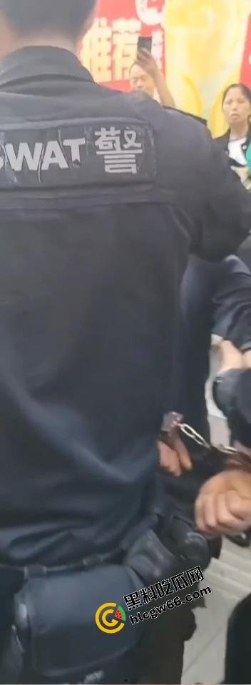 四川绵阳两爷子上头袭警？小事调解变刑事，抓进去才老实，属实是安逸得很！-6