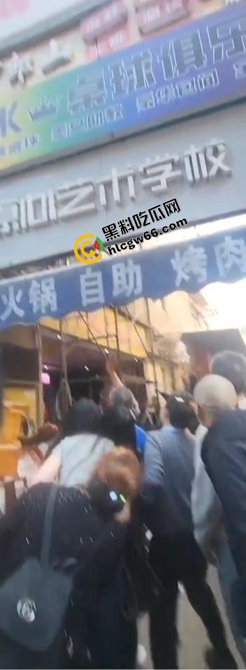 四川绵阳两爷子上头袭警？小事调解变刑事，抓进去才老实，属实是安逸得很！-11