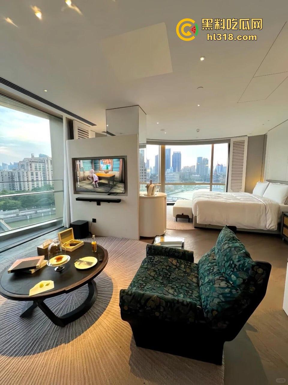 有钱人的玩物，轻轻松松一个小包拿下极品小妹，无套内射绝美小穴，又是羡慕有钱人的一天！-2