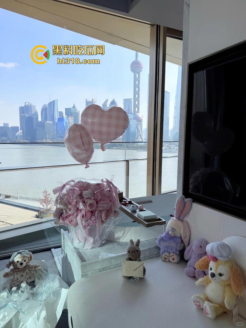 有钱人的玩物，轻轻松松一个小包拿下极品小妹，无套内射绝美小穴，又是羡慕有钱人的一天！-5