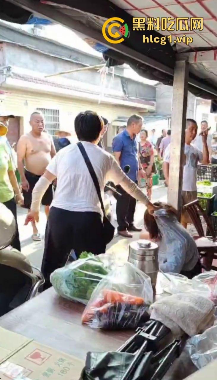 女子为在商贩摊上多吃几颗阳光玫瑰 竟拿剪刀捅人！-2