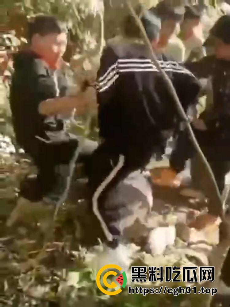 红领巾脖上戴 一言不合就是干 小学生霸凌同班同学 这比大人都狠啊！！-2