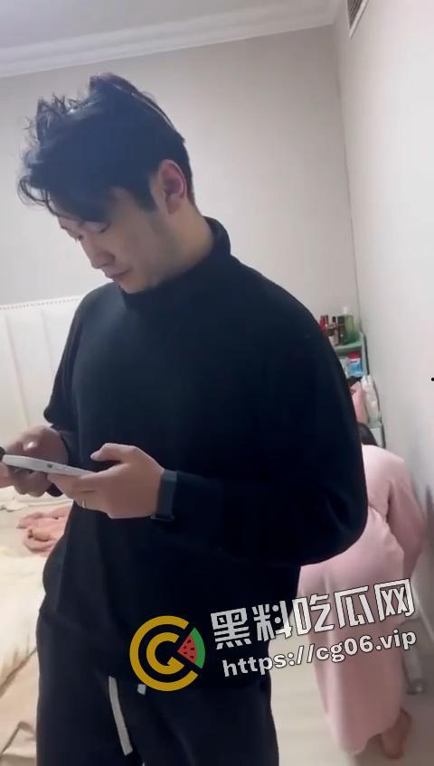 小白脸捉奸卖淫给自己钱花的女朋友 还报警把人抓了再朋友圈曝光 吃完饭把锅砸了 有原则 但不多-9