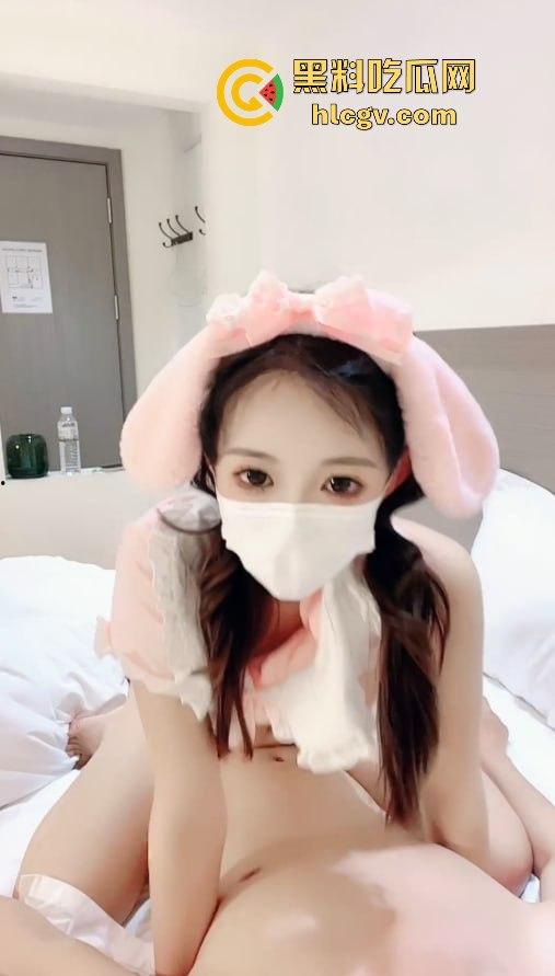 广西清纯厂妹【胡小宁】下海变身母狗！大叔暴操粉穴嫩妹，颜值稚嫩却毫无保留掰腿狂插！-1