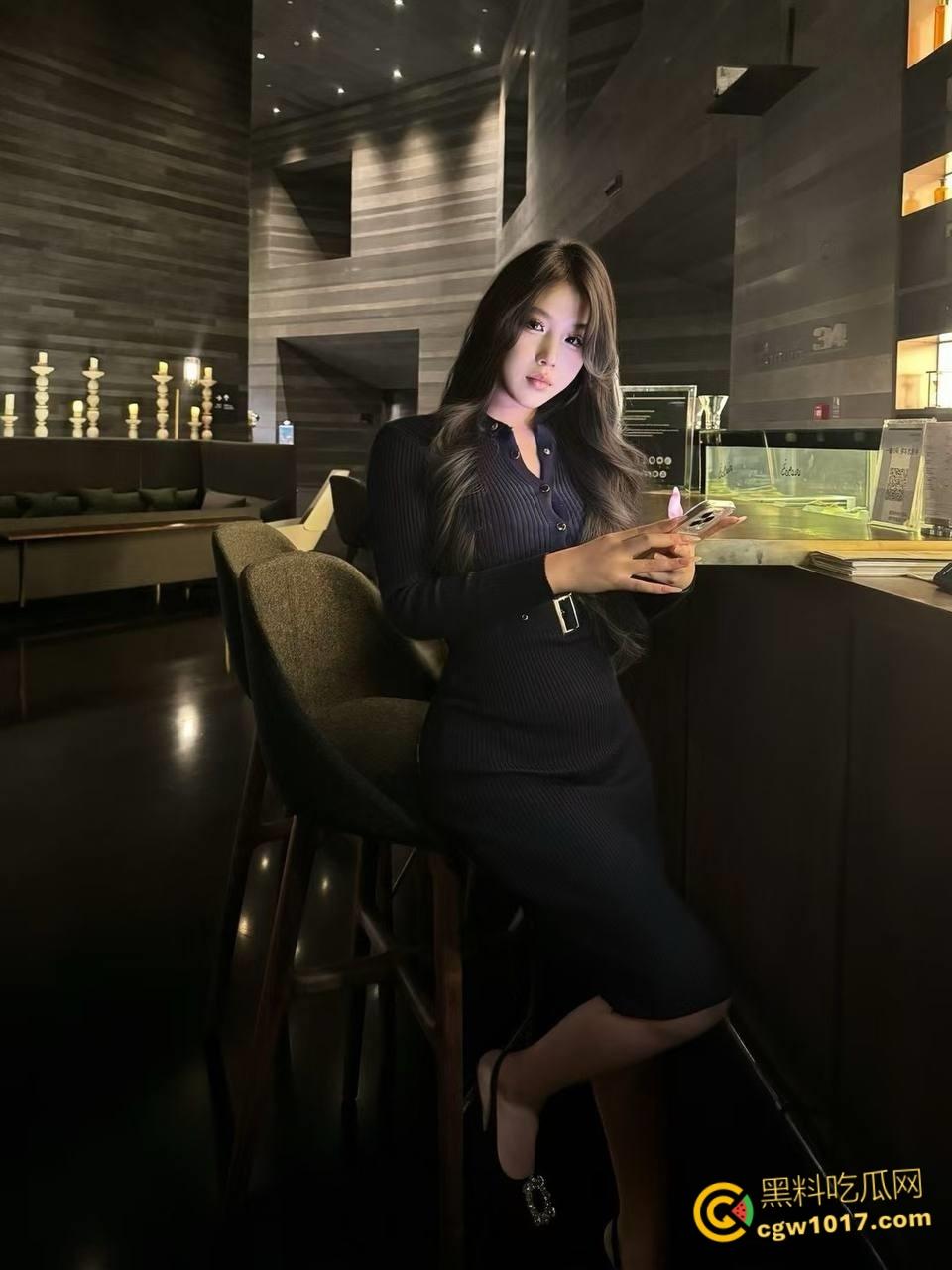 专约良家大神，今晚约炮甜美嫩妹，主动换上猫女郎情趣装，吊带黑丝高跟鞋，扶着美臀无套猛草高潮内射 ！-3