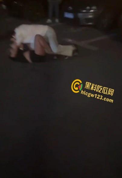 精神小妹超市开撕雨中暴打！纹身辣妹湿身火拼，警察来了都拦不住 !-5