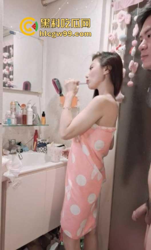 广州高颜值性感少妇【李梅】自录性爱片，家中无套狂操，边干边拍留作纪念，被抽插到淫叫不止，骚穴深处干出真火！-2