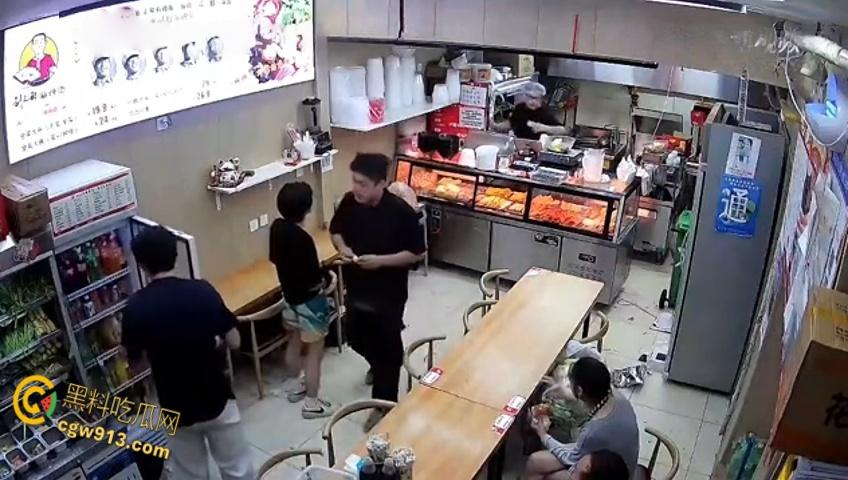 小情侣二人店内躲雨,甩桌面垃圾给客人,被店员请出情绪失控,打骂店员态度嚣张,监控视频流出 !-5