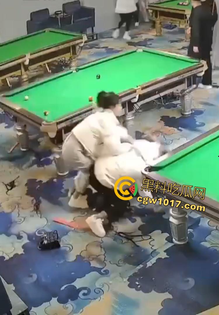 吉林台球厅女孩砍人 双刀双子星暴怒互砍 两个白衣小妹拿刀狂砍黑衣小妹 手持砍刀狂暴100秒-6