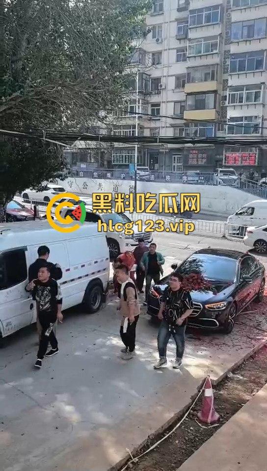 这婚礼花活儿真多！新娘被捆电线杆上，红丝全露出来了，谁教的捆绑束缚？-2