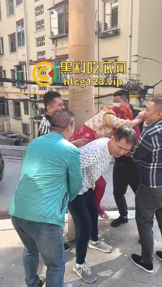 这婚礼花活儿真多！新娘被捆电线杆上，红丝全露出来了，谁教的捆绑束缚？-6