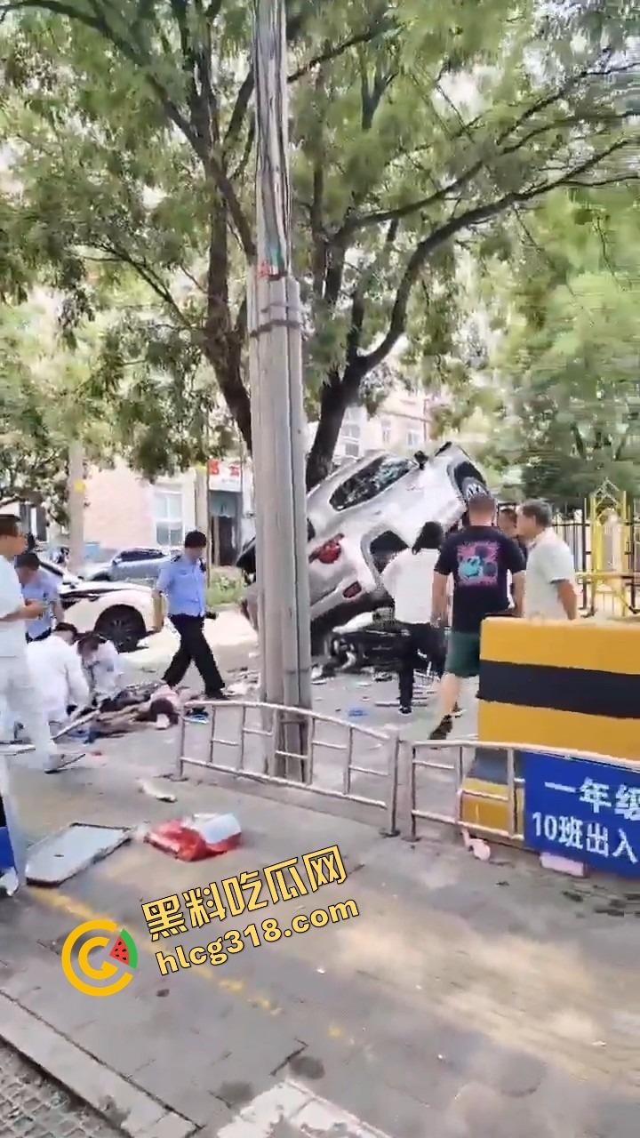 北京密云小学门口惊现夺命飞车，司机疯了吗？放学一脚油门冲进娃堆，小学生倒一片！-11