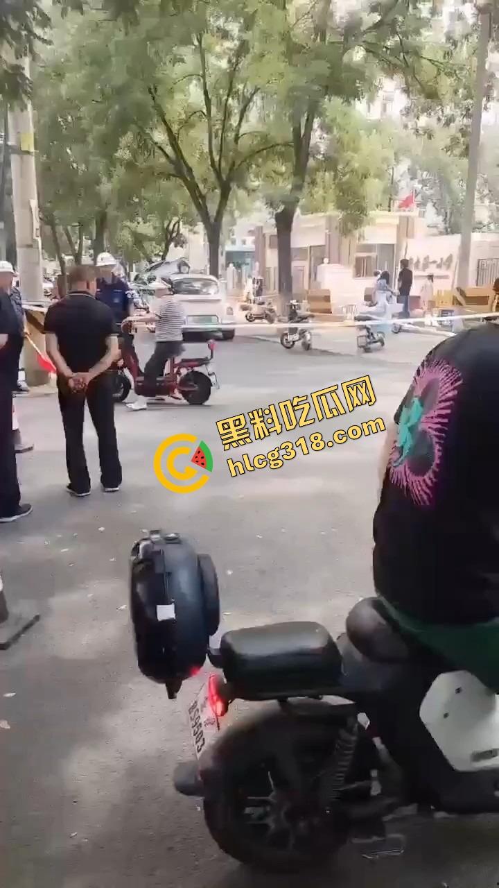 北京密云小学门口惊现夺命飞车，司机疯了吗？放学一脚油门冲进娃堆，小学生倒一片！-12