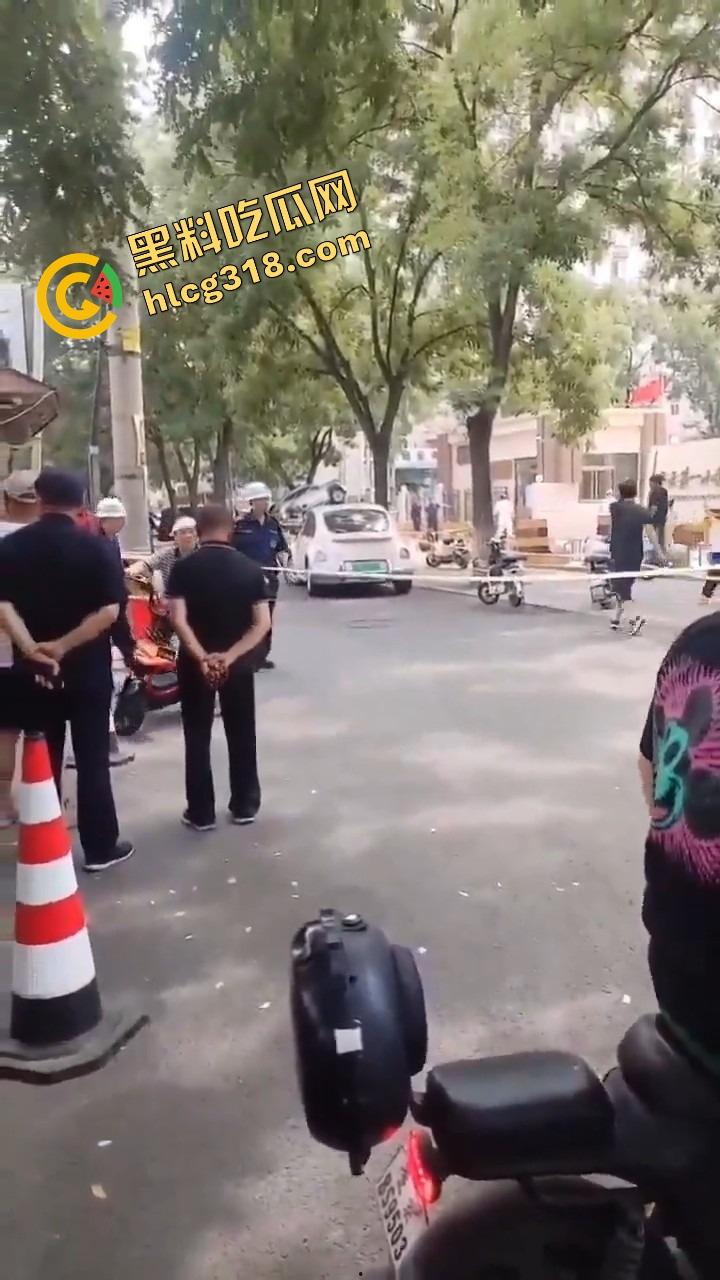北京密云小学门口惊现夺命飞车，司机疯了吗？放学一脚油门冲进娃堆，小学生倒一片！-13