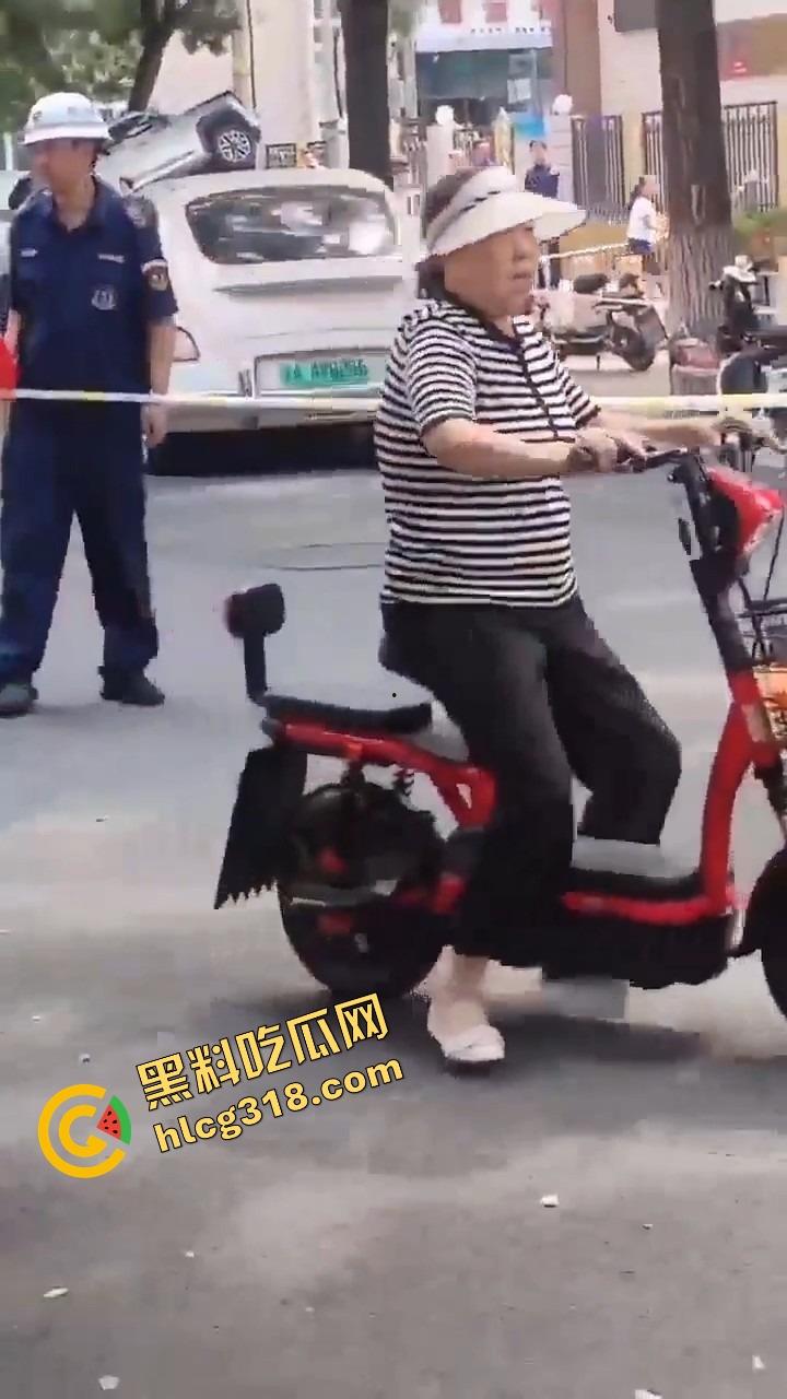 北京密云小学门口惊现夺命飞车，司机疯了吗？放学一脚油门冲进娃堆，小学生倒一片！-14