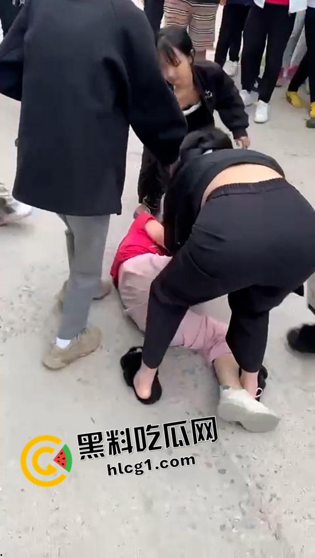 普宁精神小妹二番战！返回战场接着打 纹身都要撕下来了 啤酒瓶子直接抡头 年轻人就是气盛-8