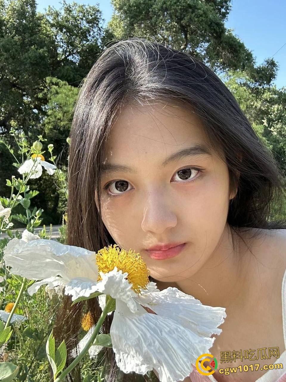 南京航空大学眼镜妹【杨思怡】，高颜值反差学生妹，白嫩大奶正脸口交，戴眼镜后入蜜桃臀，反差感极强 ！-4