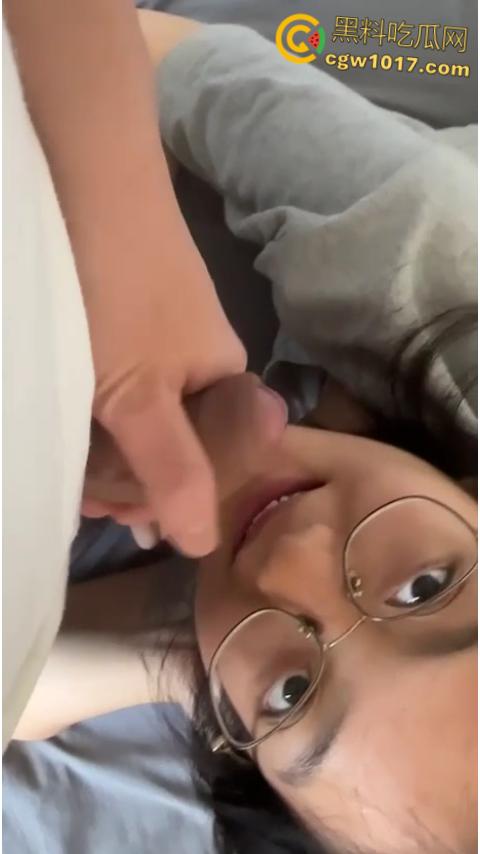 南京航空大学眼镜妹【杨思怡】，高颜值反差学生妹，白嫩大奶正脸口交，戴眼镜后入蜜桃臀，反差感极强 ！-6