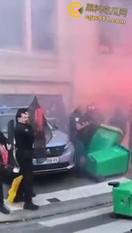 巴黎街头全武行，新总理上任遭数千名抗议者涌上街头，与警察发生冲突，警察满城催泪弹制止暴乱！-1