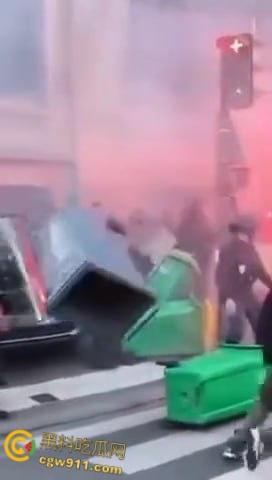 巴黎街头全武行，新总理上任遭数千名抗议者涌上街头，与警察发生冲突，警察满城催泪弹制止暴乱！-2
