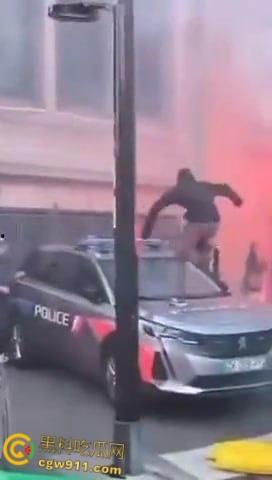 巴黎街头全武行，新总理上任遭数千名抗议者涌上街头，与警察发生冲突，警察满城催泪弹制止暴乱！-4