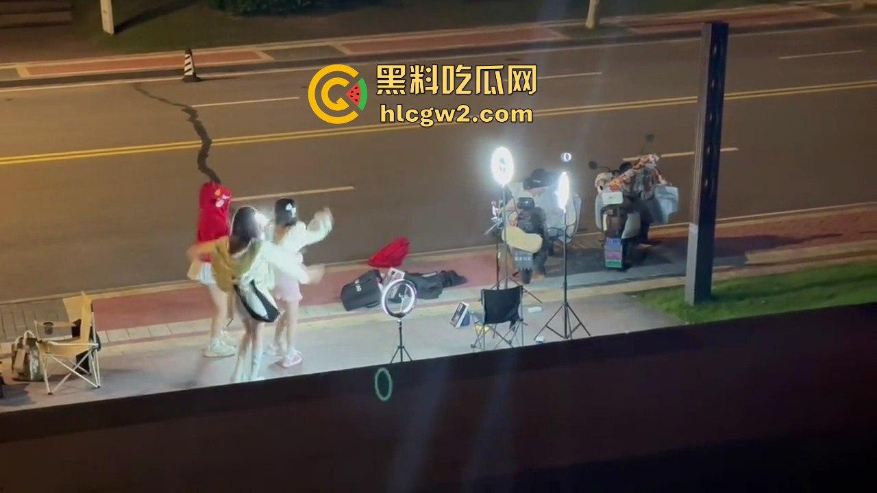 中国独特经济模式!女做直播男送外卖,直播累了外卖送,外卖累了直播看!完美循环,教育闭环成型!-9