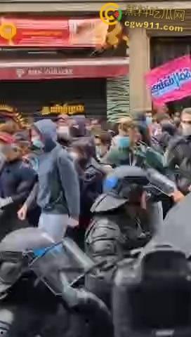 巴黎街头全武行，新总理上任遭数千名抗议者涌上街头，与警察发生冲突，警察满城催泪弹制止暴乱！-5