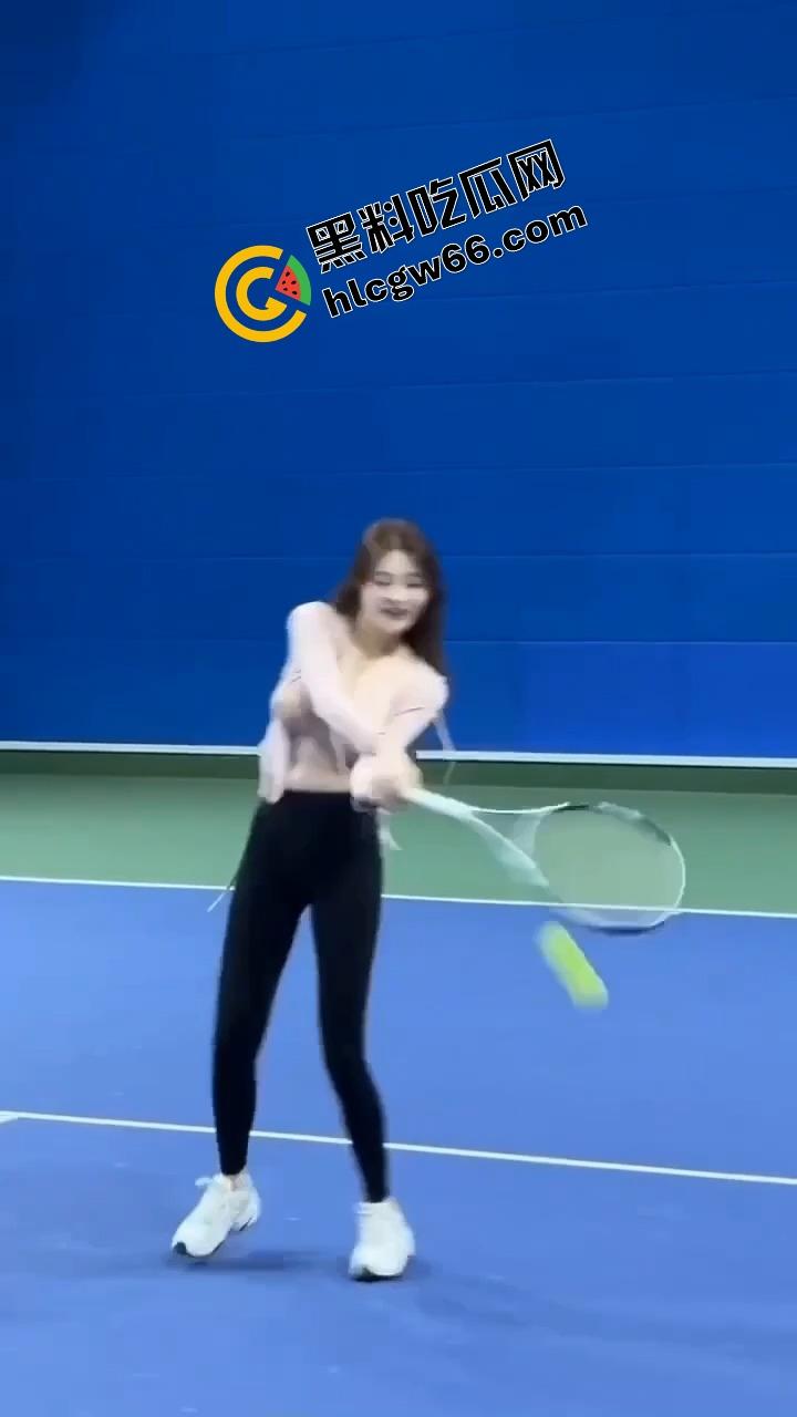 打球?不如看奶子起飞!这女的羽毛球打成奶震现场,胸甩得比球还凶,想让人冲上去抓两把!-6