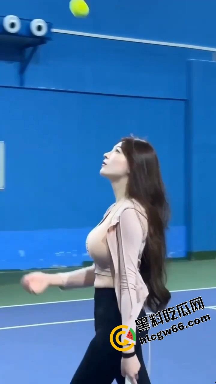 打球?不如看奶子起飞!这女的羽毛球打成奶震现场,胸甩得比球还凶,想让人冲上去抓两把!-7
