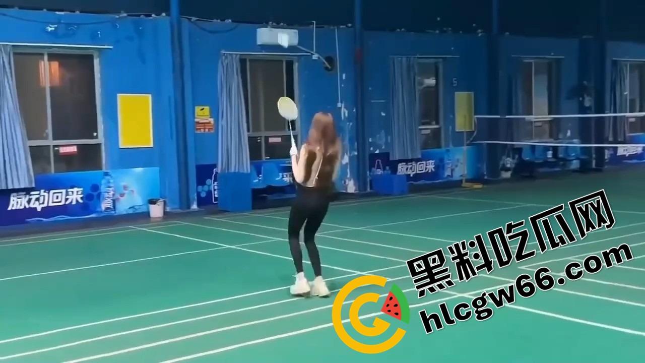 打球?不如看奶子起飞!这女的羽毛球打成奶震现场,胸甩得比球还凶,想让人冲上去抓两把!-8