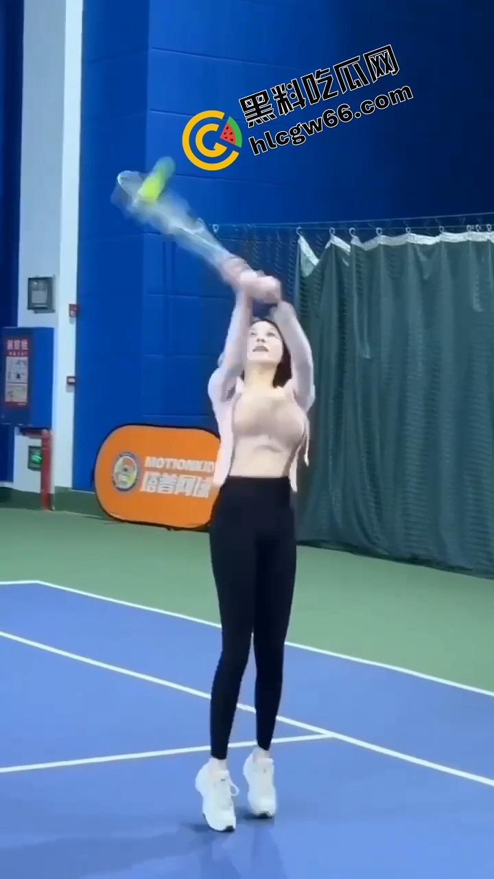 打球?不如看奶子起飞!这女的羽毛球打成奶震现场,胸甩得比球还凶,想让人冲上去抓两把!-13