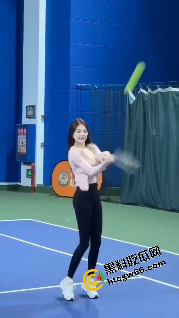 打球?不如看奶子起飞!这女的羽毛球打成奶震现场,胸甩得比球还凶,想让人冲上去抓两把!-14