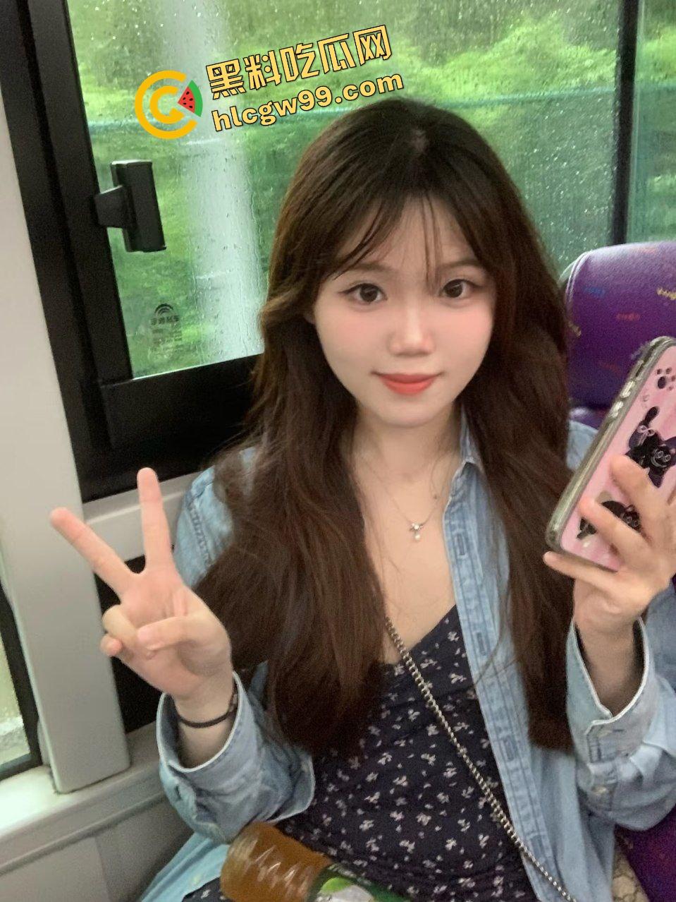 广西高校淫荡反差母狗【胡晓怡】饥渴难耐跑到男友宿舍做爱，当着舍友面直接卧床操逼！独家曝光流出！-3