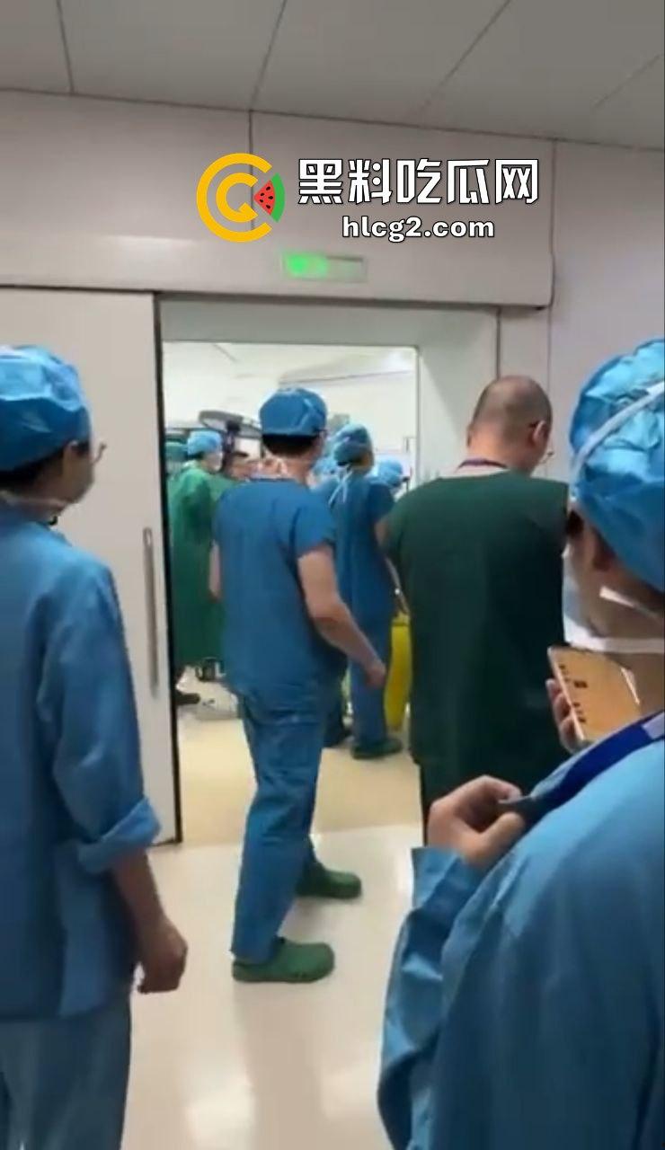 温州杀医案!完整始末!医生李晟被报复的患者家属认错人误砍伤 路人多角度拍摄完整过程!行凶者负罪跳楼自杀!-13