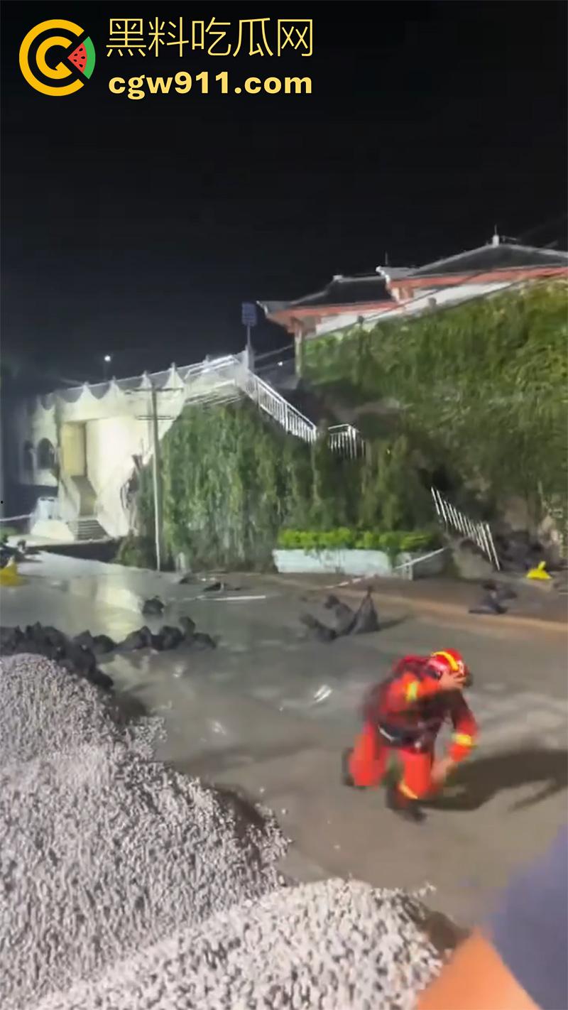 广西南宁邕江北大桥出现险情！洪水导致地面塌陷，消防队迅速出击，现场坍塌画面流出！-1