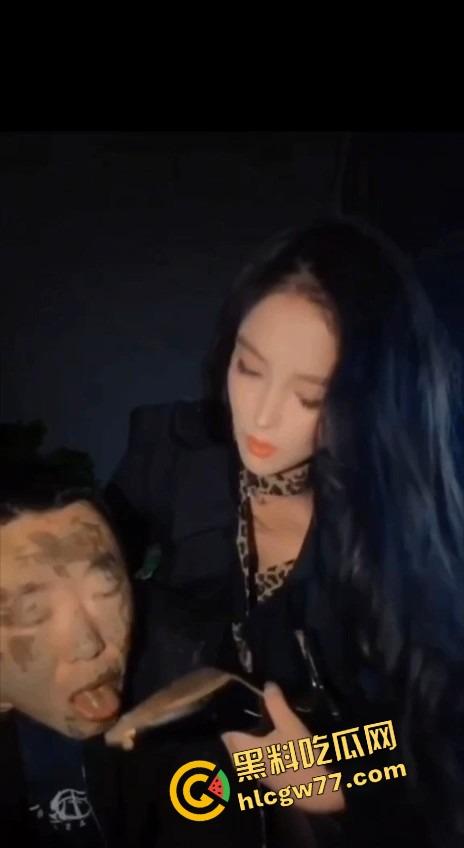 西安调教女皇【洋洋】大街遛狗男 M男舔鞋跟舔到喘 路人围观还被骂 笑疯了！-7