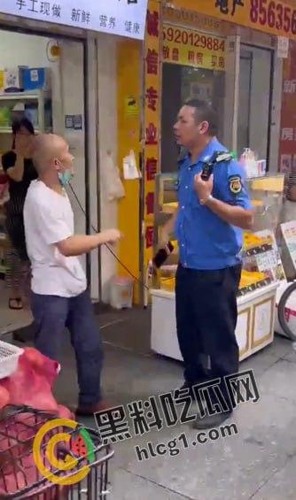 广州市天河区棠德花苑城管与卖椰子的小贩起争执,小贩操起铲子当场爆头 血流不止 大快人心!-1