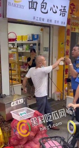 广州市天河区棠德花苑城管与卖椰子的小贩起争执,小贩操起铲子当场爆头 血流不止 大快人心!-2