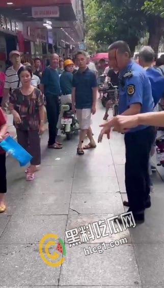 广州市天河区棠德花苑城管与卖椰子的小贩起争执,小贩操起铲子当场爆头 血流不止 大快人心!-3