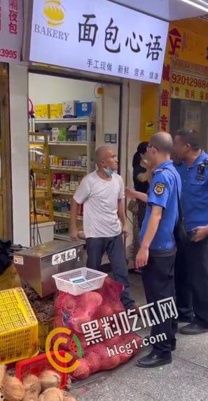 广州市天河区棠德花苑城管与卖椰子的小贩起争执,小贩操起铲子当场爆头 血流不止 大快人心!-4