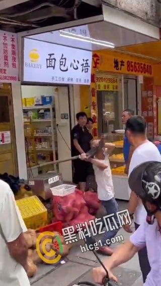 广州市天河区棠德花苑城管与卖椰子的小贩起争执,小贩操起铲子当场爆头 血流不止 大快人心!-5