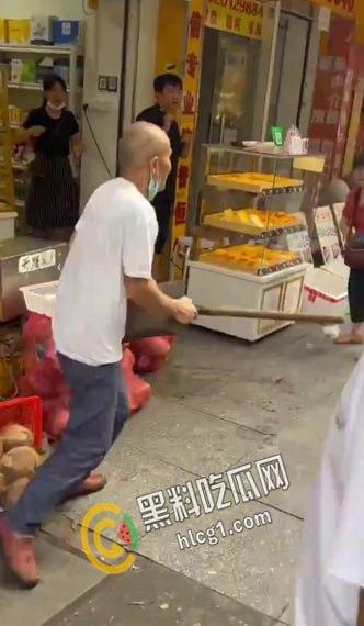 广州市天河区棠德花苑城管与卖椰子的小贩起争执,小贩操起铲子当场爆头 血流不止 大快人心!-6