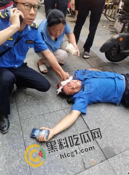 广州市天河区棠德花苑城管与卖椰子的小贩起争执,小贩操起铲子当场爆头 血流不止 大快人心!-7