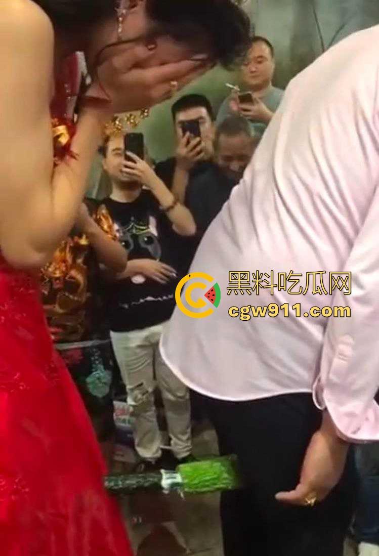 搞笑婚礼闹洞房，草黄瓜与白牛奶桥段，新娘满脸尴尬新郎沉默无奈，但在现场，好友们都哄堂大笑！-5