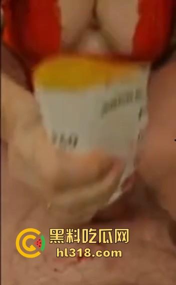 不是哥们对自己这么狠的吗?直接叫巨乳美女上砂纸帮你撸管,血都磨出来了,真当自己的是铁棒呀!-7