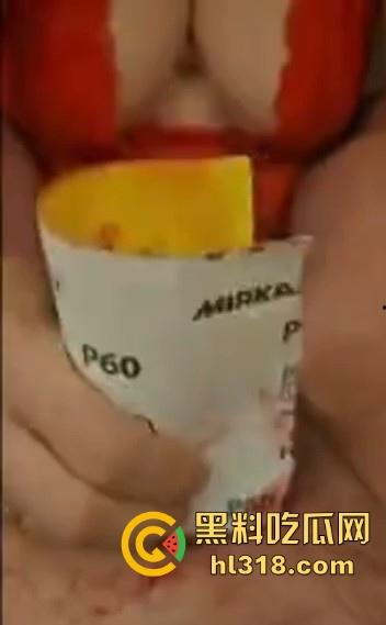 不是哥们对自己这么狠的吗?直接叫巨乳美女上砂纸帮你撸管,血都磨出来了,真当自己的是铁棒呀!-9