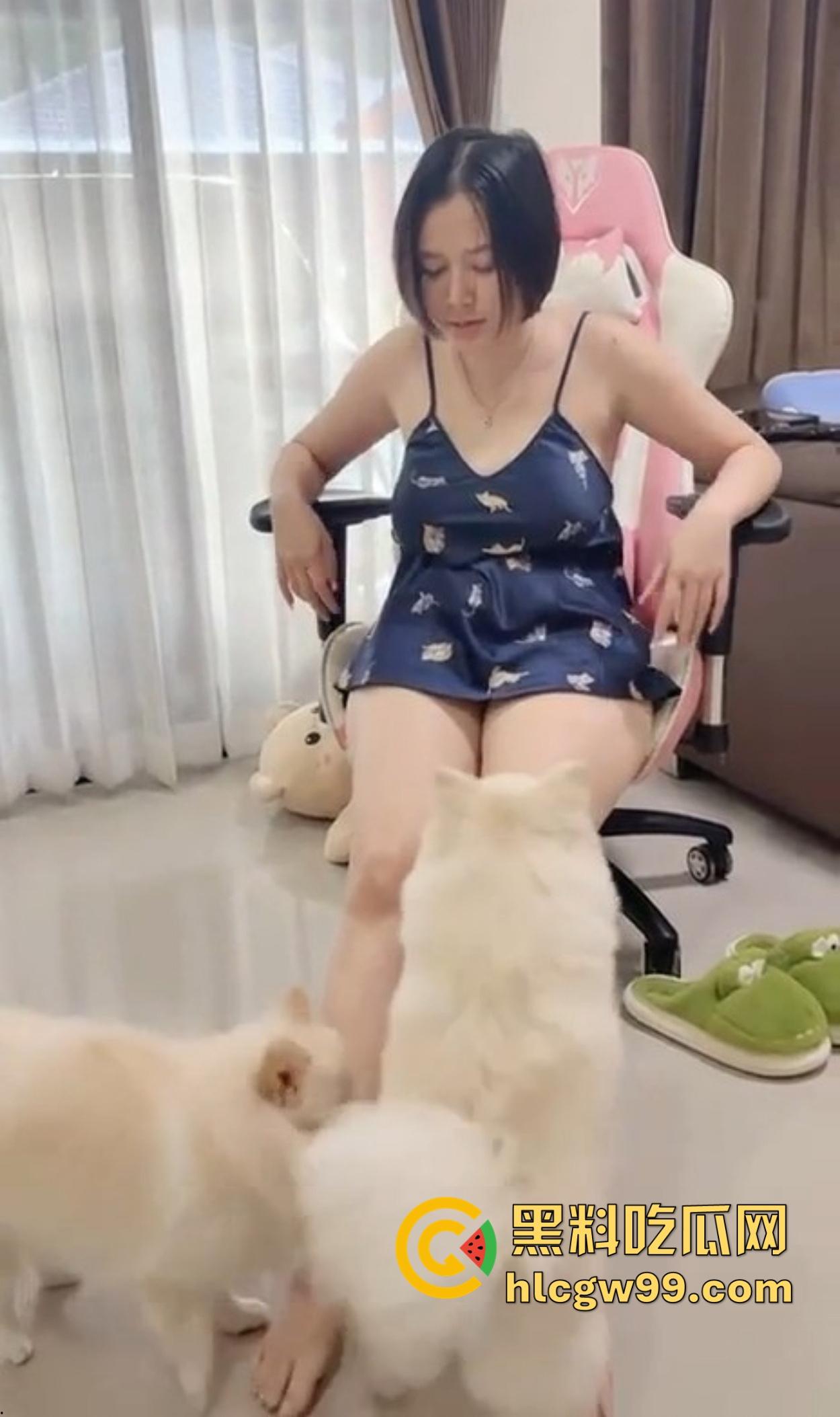 两只发情小公狗配母狗，抱着大腿狂日精液满腿，庆幸只是小东西，要是个大狗不得扑倒直接射逼！-8