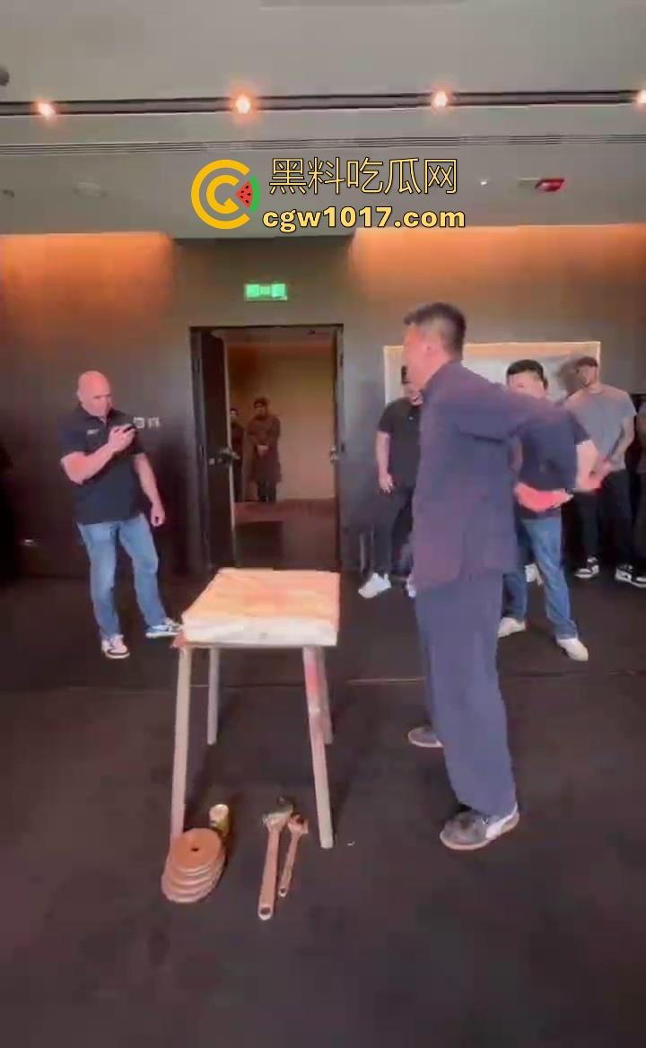 通背拳传人赵鸿刚参加UFC扇耳光大赛被对手KO！曾以为在耳光大赛上无敌的武功，没想到是这种下场，真是花拳秀腿！-3