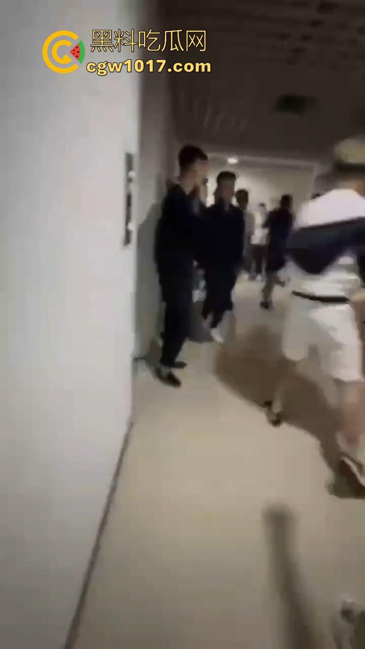 纹身的也不过如此嘛！来到精神小伙地盘，该挨打还是得乖乖老实挨打，一拳一脚直击头部，浑身是血极其惨烈！-3