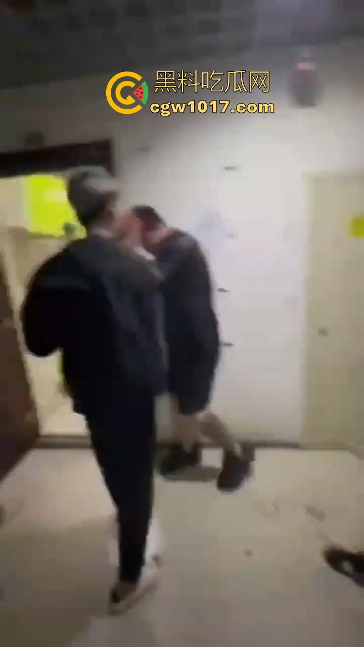 纹身的也不过如此嘛！来到精神小伙地盘，该挨打还是得乖乖老实挨打，一拳一脚直击头部，浑身是血极其惨烈！-6